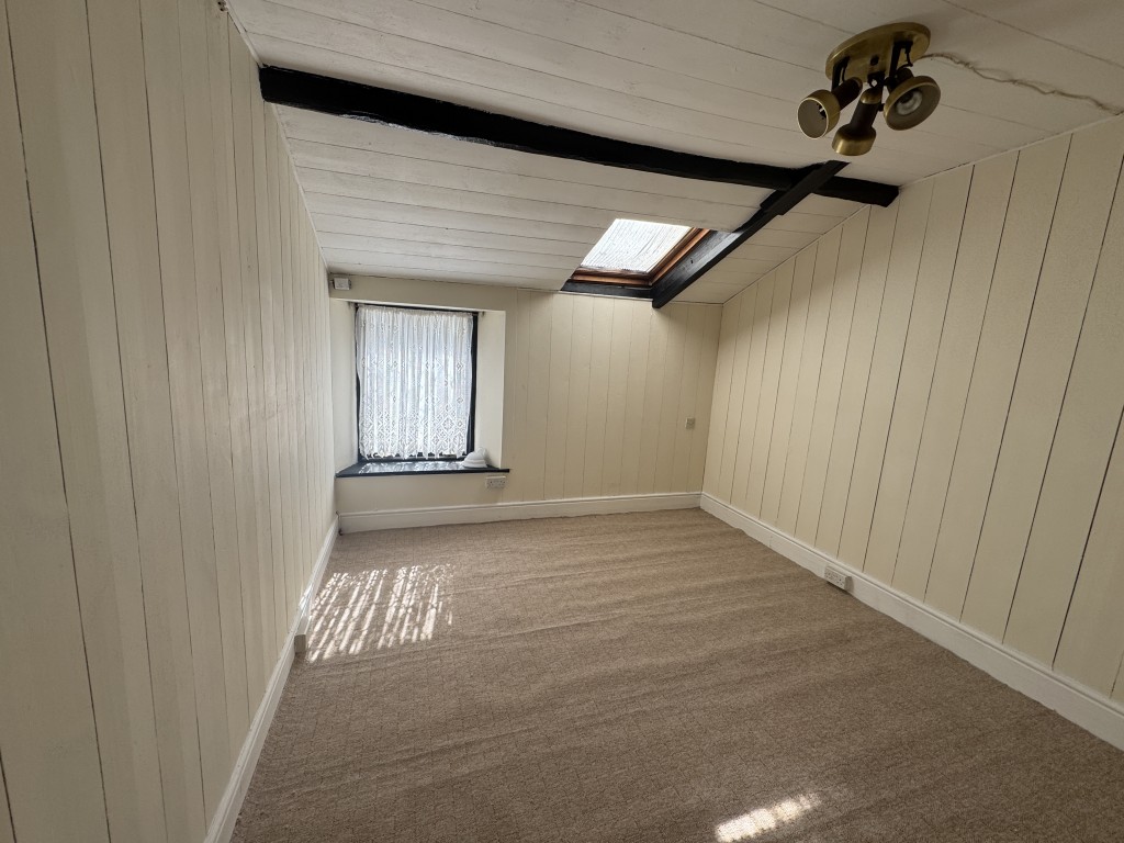Lot: 178 - DETACHED COTTAGE FOR IMPROVEMENT AND REPAIR WITH LARGE GARAGE - Bedroom three